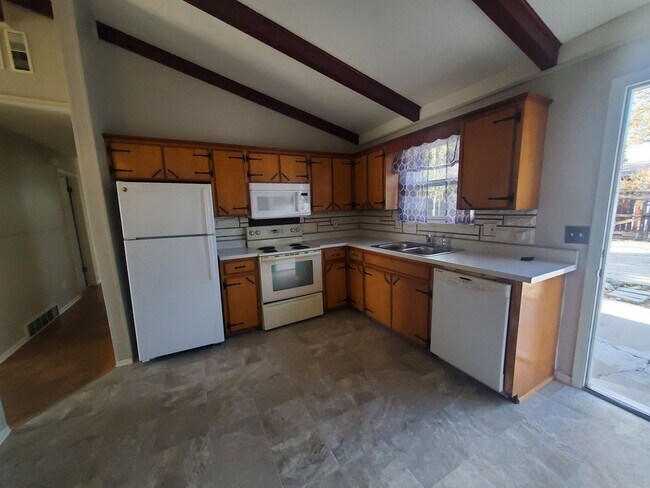 Building Photo - Spacious Ranch Style 4 BR Available in Aug...