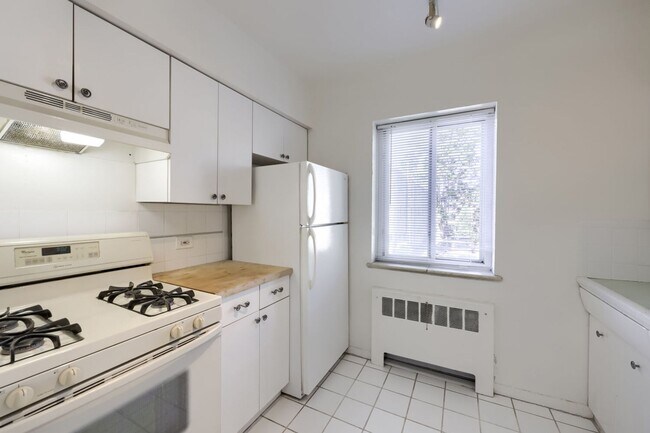Building Photo - LOCATION!! LOCATION!! Beautiful 1 bedroom, 1 full bath condo in Capitol Hill neighborhood (1-mont...