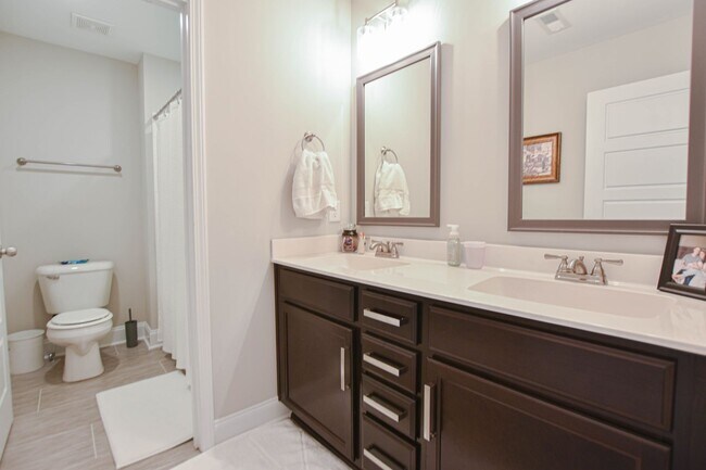 Building Photo - Pet Friendly Four Bedroom!