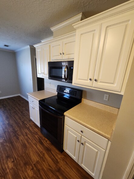 Building Photo - 713 Cannock Loop