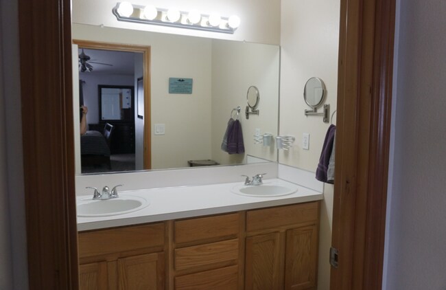 Building Photo - Lake Shore 4 Bedrooms