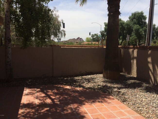 Building Photo - 304 E Bluebell Ln
