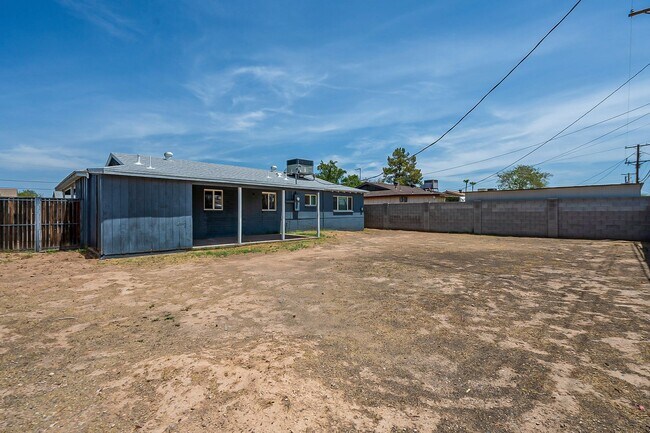 Building Photo - Scottsdale Home that has everything you need!