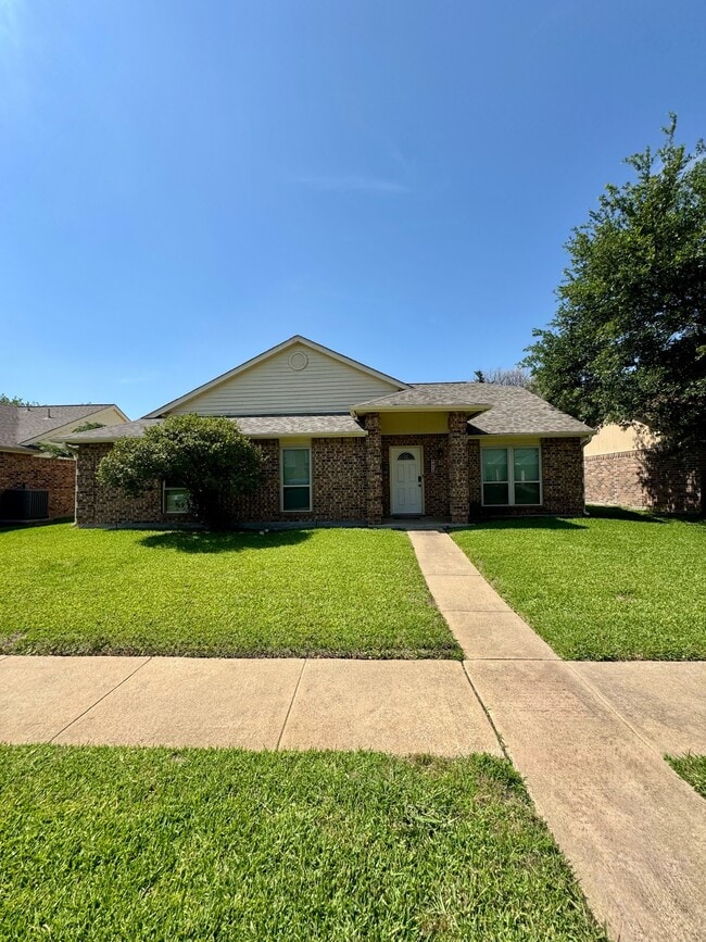 Building Photo - 4415 Seville Ln