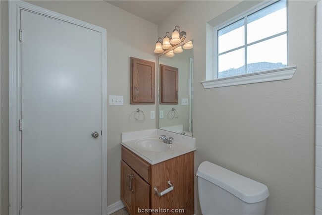 Building Photo - 2909 McLaren Dr