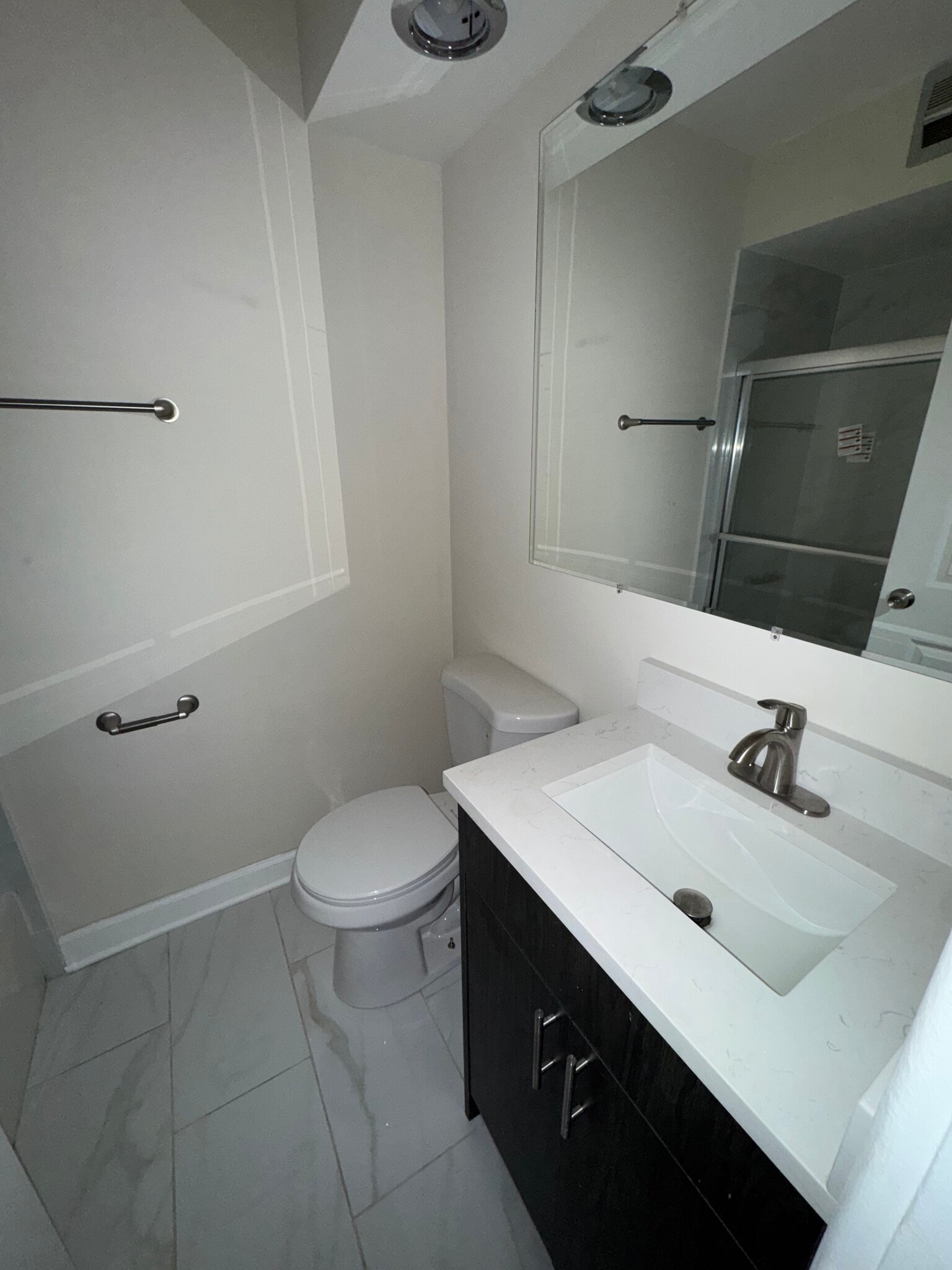 Building Photo - 5919 N Kenmore Ave