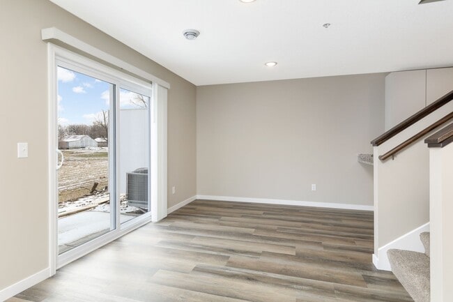 Building Photo - 3bd 3ba 2 car gar END UNIT avail now