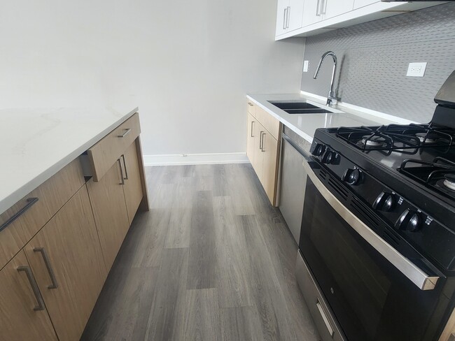 Building Photo - 2406 W Armitage Ave