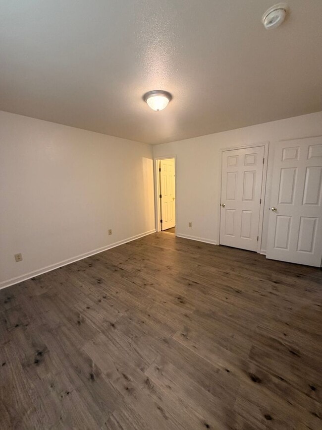 Building Photo - 2 Bed 2 Bath Duplex on Clearwater Way!