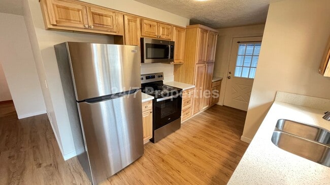 Building Photo - *$1,000 Off First Months Rent!* Beautiful ...