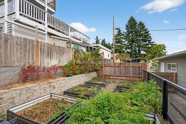 Building Photo - Tranquil West Linn Living Near Parks and S...