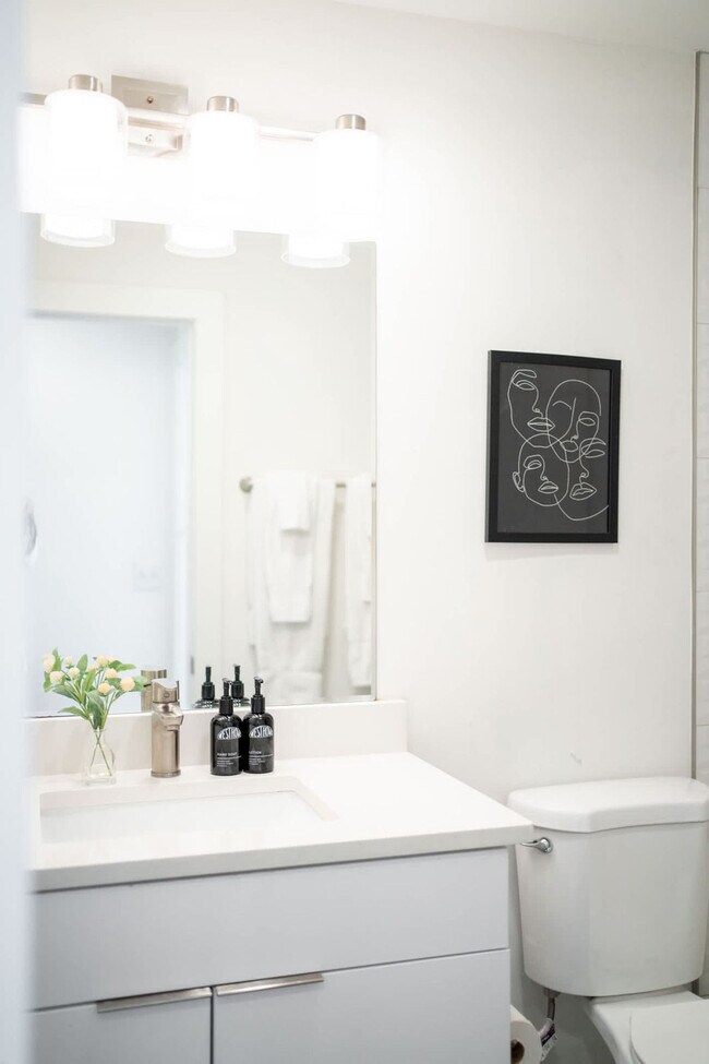 Building Photo - 1136 Crescent Ave NE