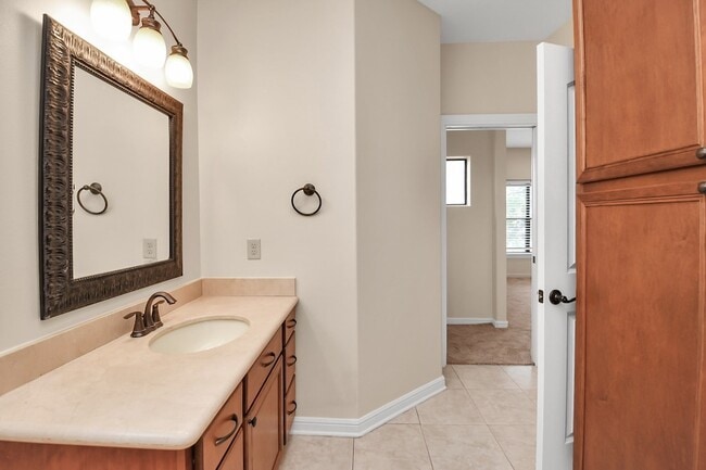 Building Photo - 1611 Lynnview Dr