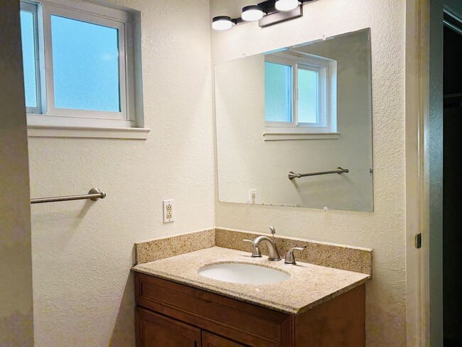 Building Photo - House like 2bed/1.5 Bath Condo with Spacious Corner Yard and 2 Car Garage