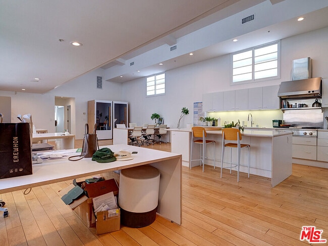 Building Photo - 2100 Abbot Kinney Blvd