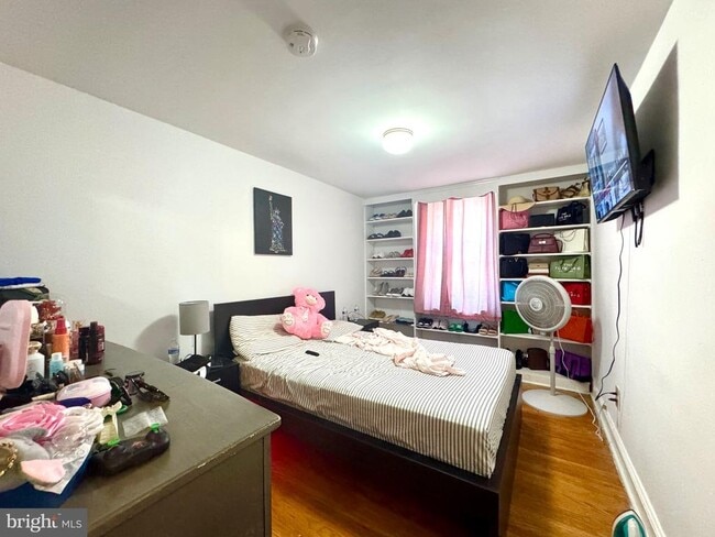 Building Photo - 827 Hampshire Rd