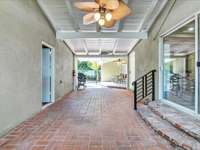 Building Photo - Welcome to this charming 3-bedroom, 2-bath...