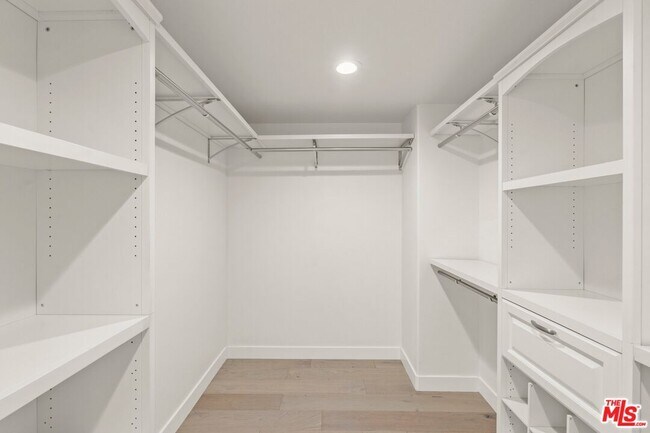 Building Photo - 5019 W Maplewood Ave