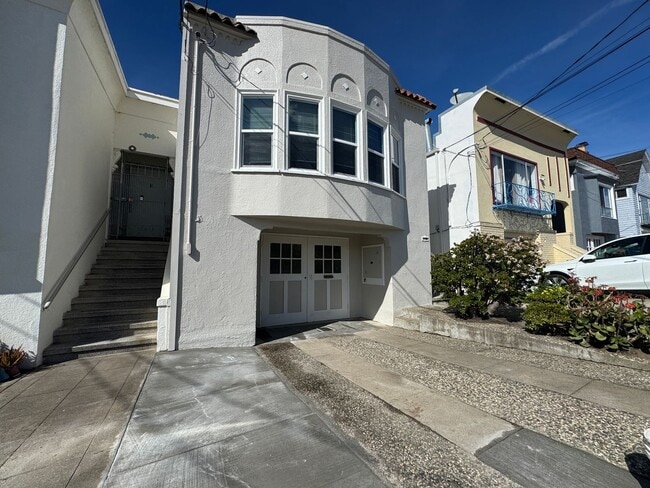 Building Photo - Charming Parkside Upper Flat w/ Garage Parking