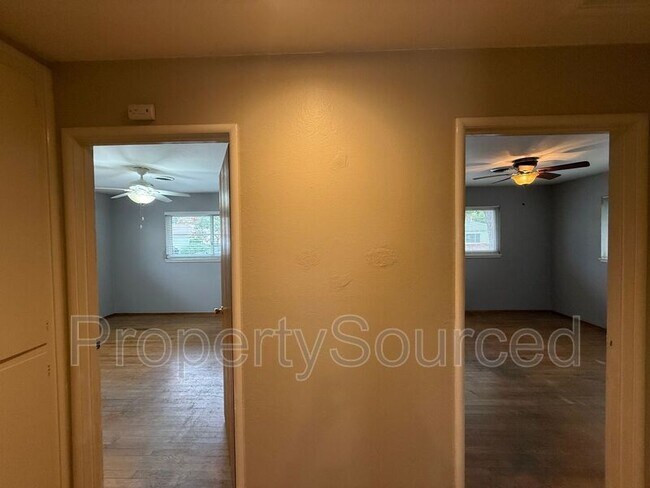 Building Photo - 1537 Maplewood Dr