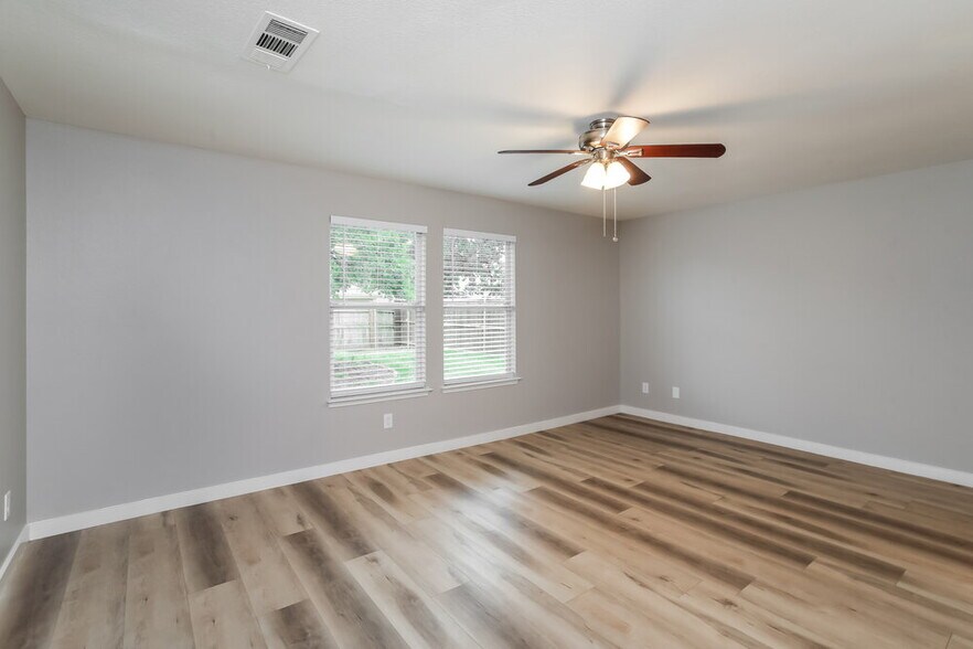 Building Photo - 2500 Briar Forest Dr