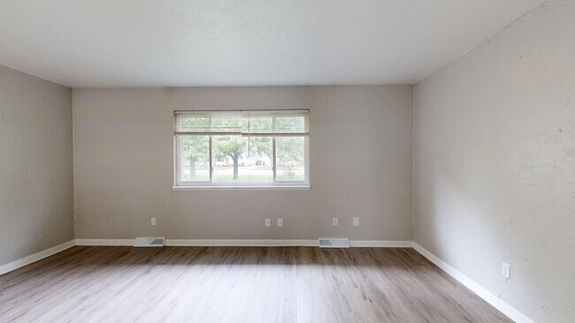 Building Photo - 3 Bedroom/1 bathroom renovated townhouse.