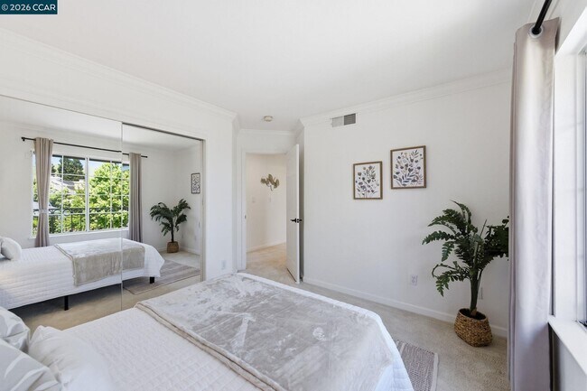 Building Photo - 601 Ambience Way