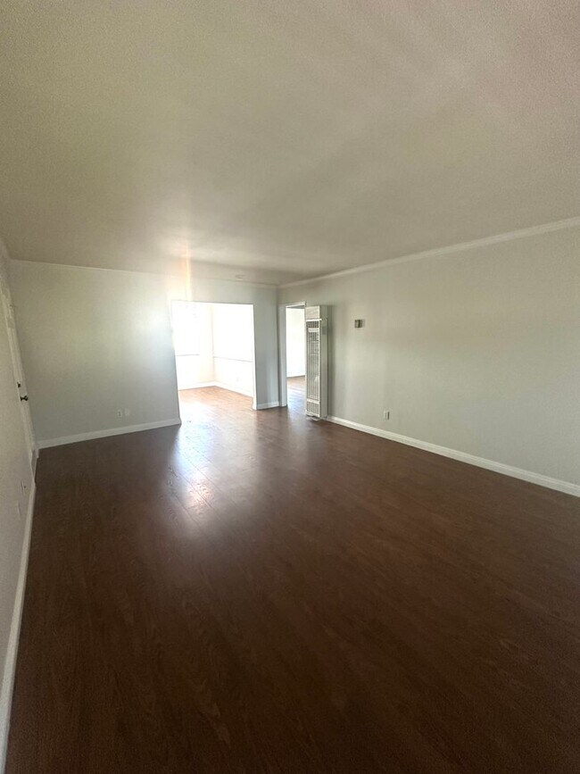Building Photo - For Lease- Cozy and comfortable Two Bedrooms top floor unit