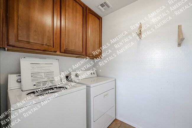 Building Photo - 1074 S Hawk Ln