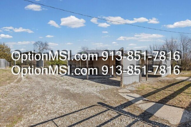 Building Photo - Country Charm Just Minutes From Lawrence!