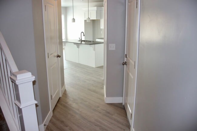Building Photo - ? Beautiful 4 Bed / 2.5 Bath Townhome in The Exchange – Lehi