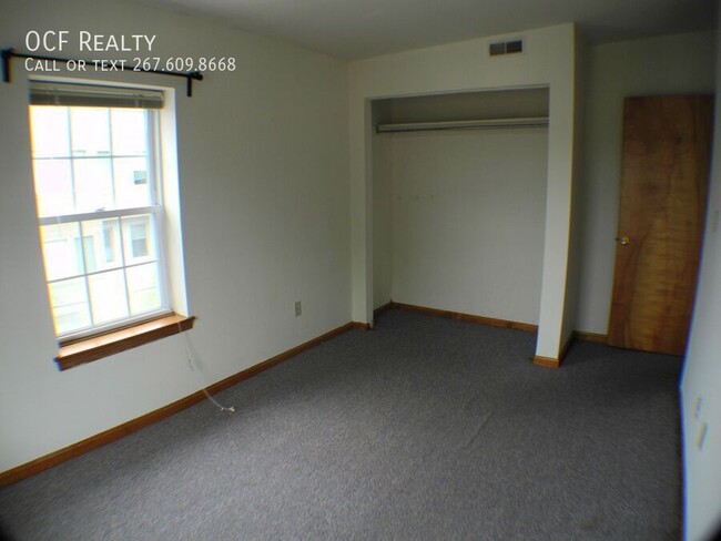 Building Photo - Graduate Hospital Three Bedroom / One Bath...