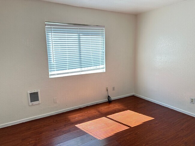 Building Photo - 1317