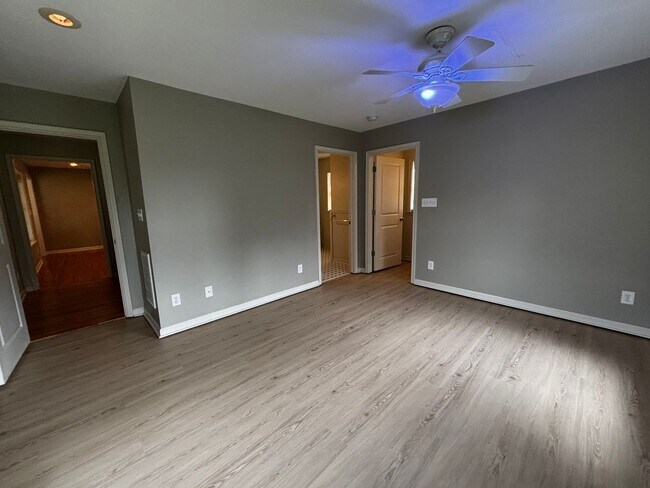 Building Photo - Brookside Charmer on secluded dead end street, just a 2 minute distance to restaurants, shopping ...