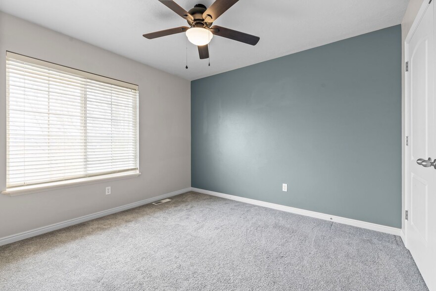 Building Photo - 231 E Sunshine Dr