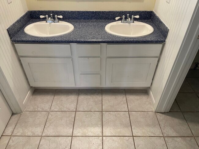 Building Photo - 15500 University Dr