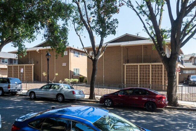 Building Photo - The Oaks