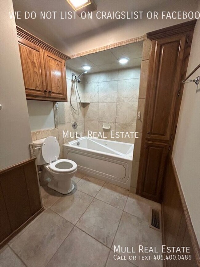 Building Photo - 2824 Silvertree Dr