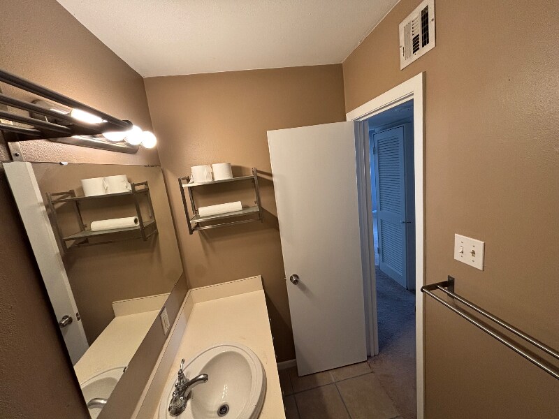 Bath - 2137 Branard St