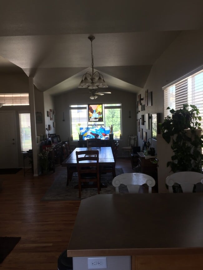 Building Photo - Beautiful 3 Bedroom 2.5 Bath Home in South...