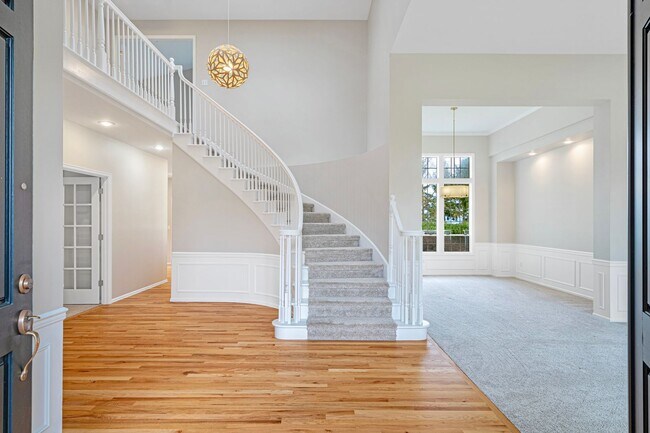 Building Photo - Spacious 5 Bedroom 3 Bath Home w/ 3-Car Garage and New Updates!