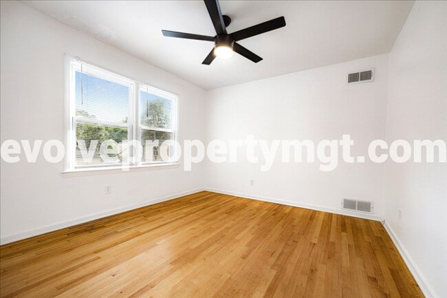 Building Photo - BEAUTIFUL EAST MEMPHIS 4/2!