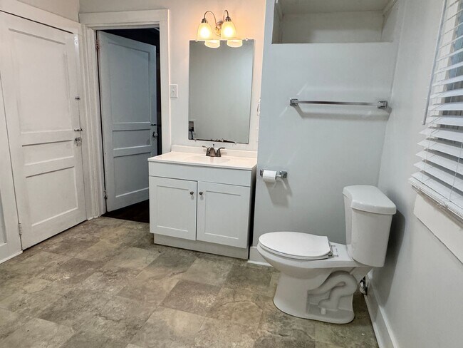 Building Photo - Cute and updated 2 Bedroom, 1 Bathroom House in High Point!