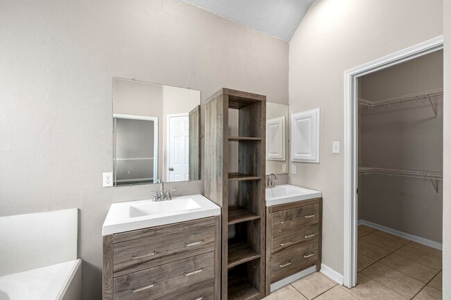 Building Photo - 1505 Hickory Ct