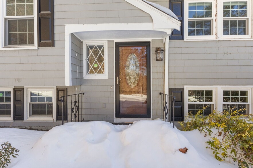 Building Photo - 77 Colonial Rd