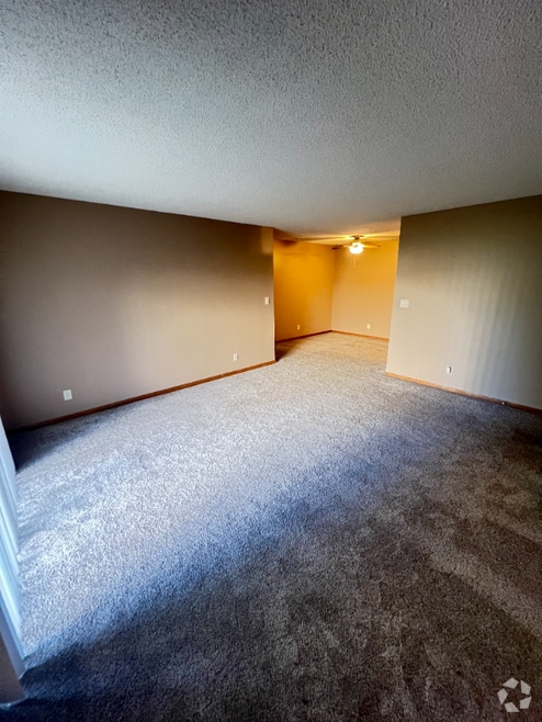 Building Photo - 5010 Emerald Dr
