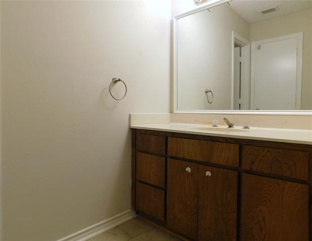 Building Photo - 2204 Canterbury Ct
