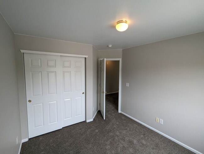 Building Photo - Gorgeous 2 Story 3 Bedroom 2.5 Baths in Da...