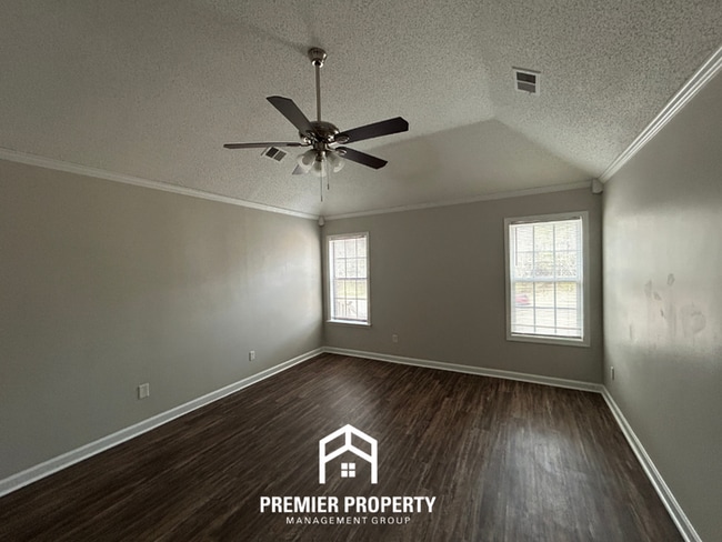 Building Photo - Spacious 3BR Memphis Home with Vaulted Ceilings, Fireplace, Deck & 2-Car Garage