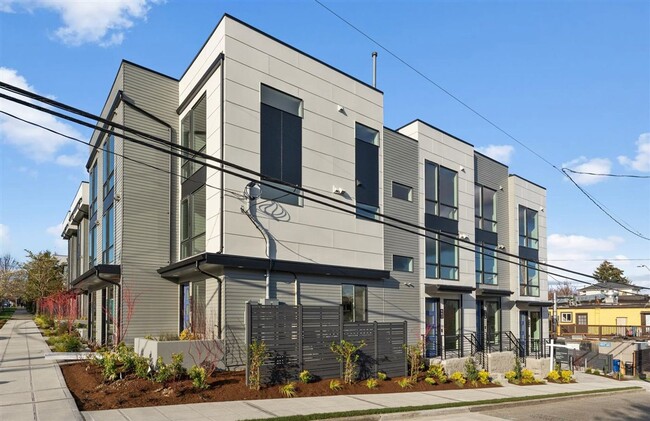 Building Photo - Modern 3-story townhome with A/C located i...